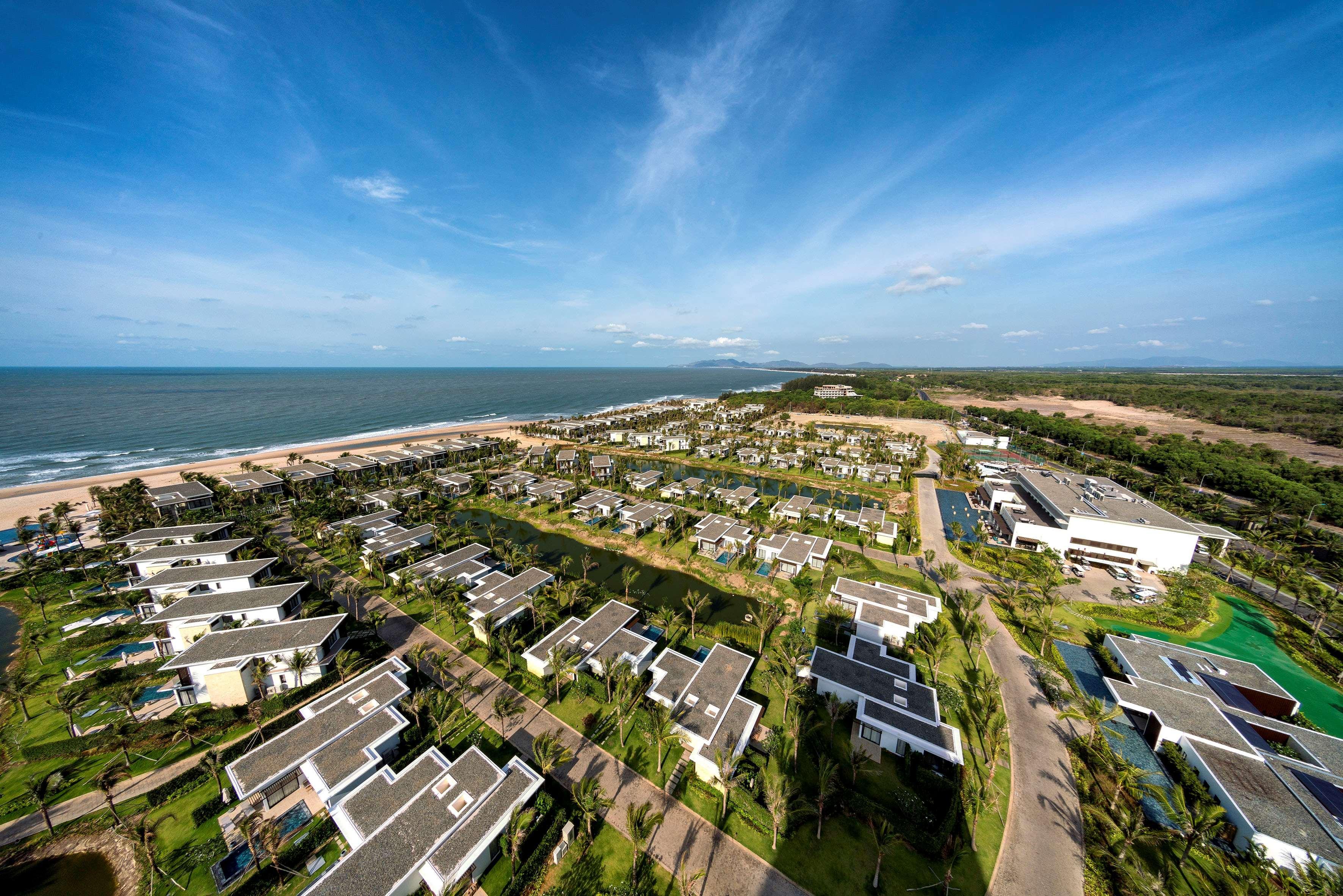 Melia Ho Tram Beach Resort Exteriér fotografie Aerial view of the resort