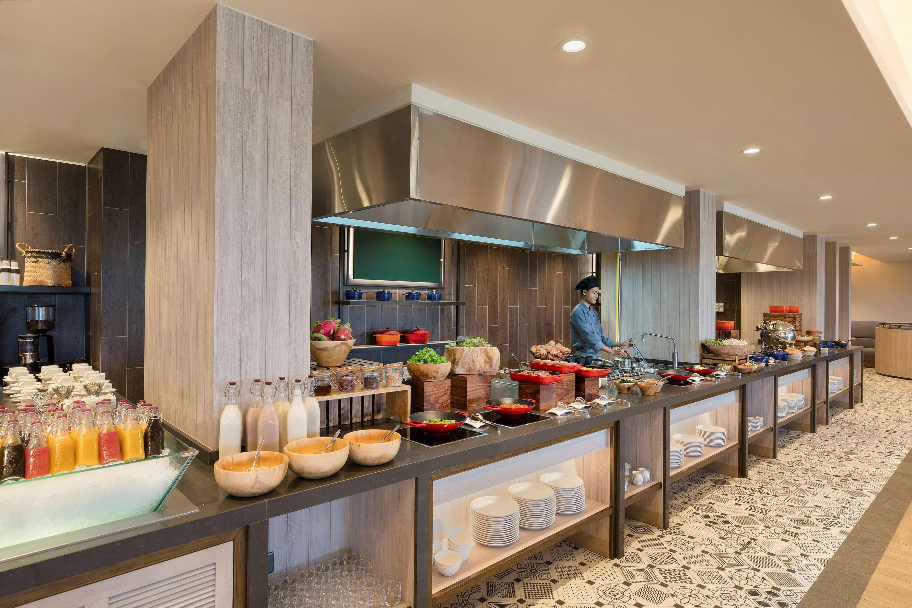 Melia Ho Tram Beach Resort Exteriér fotografie A live kitchen at a hotel