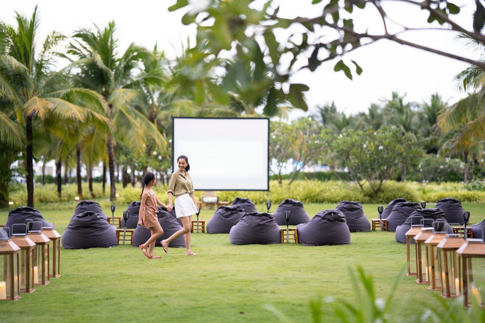 Melia Ho Tram Beach Resort Exteriér fotografie The lawn at the resort