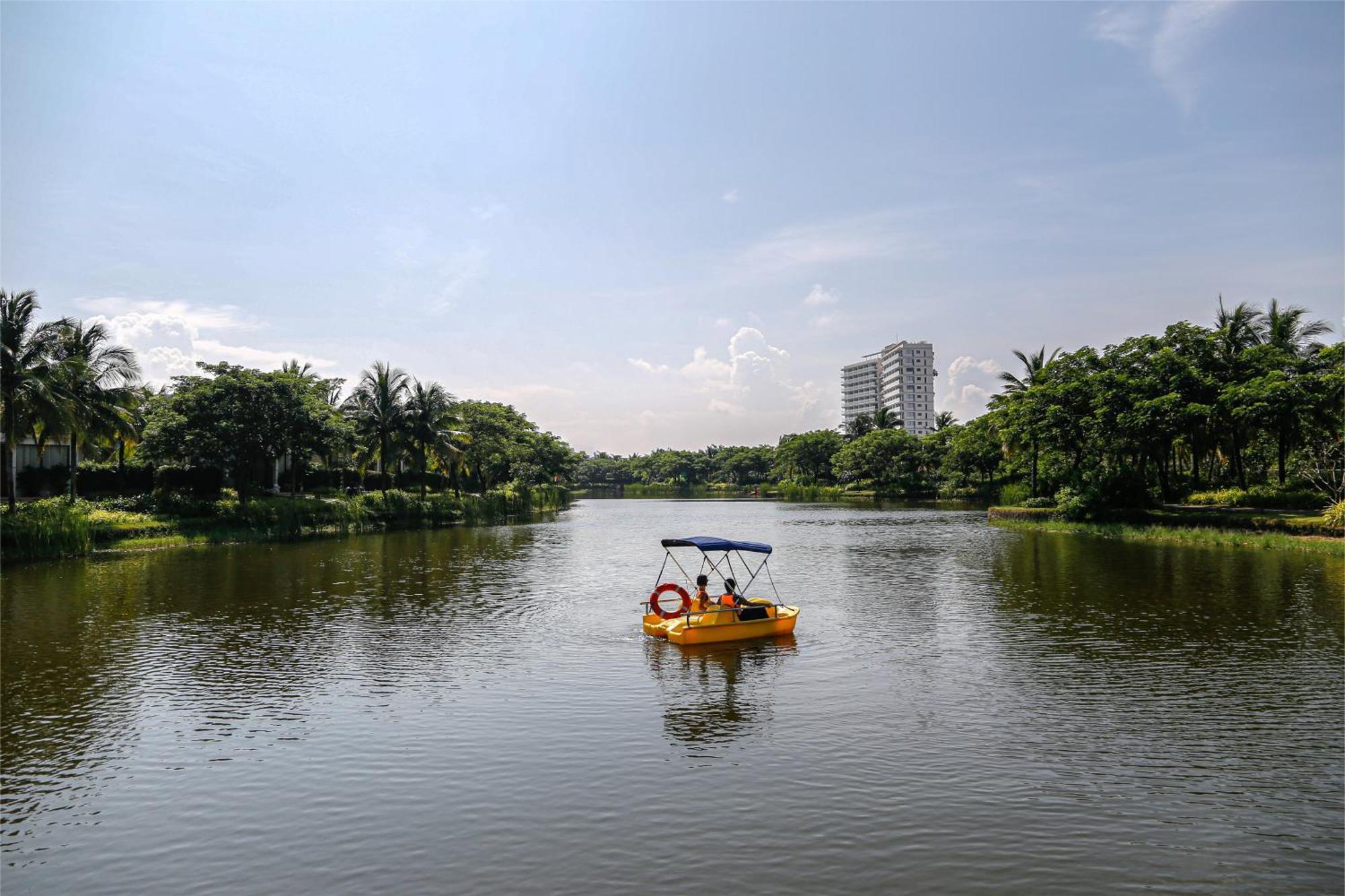 Melia Ho Tram Beach Resort Exteriér fotografie Boating at the lake