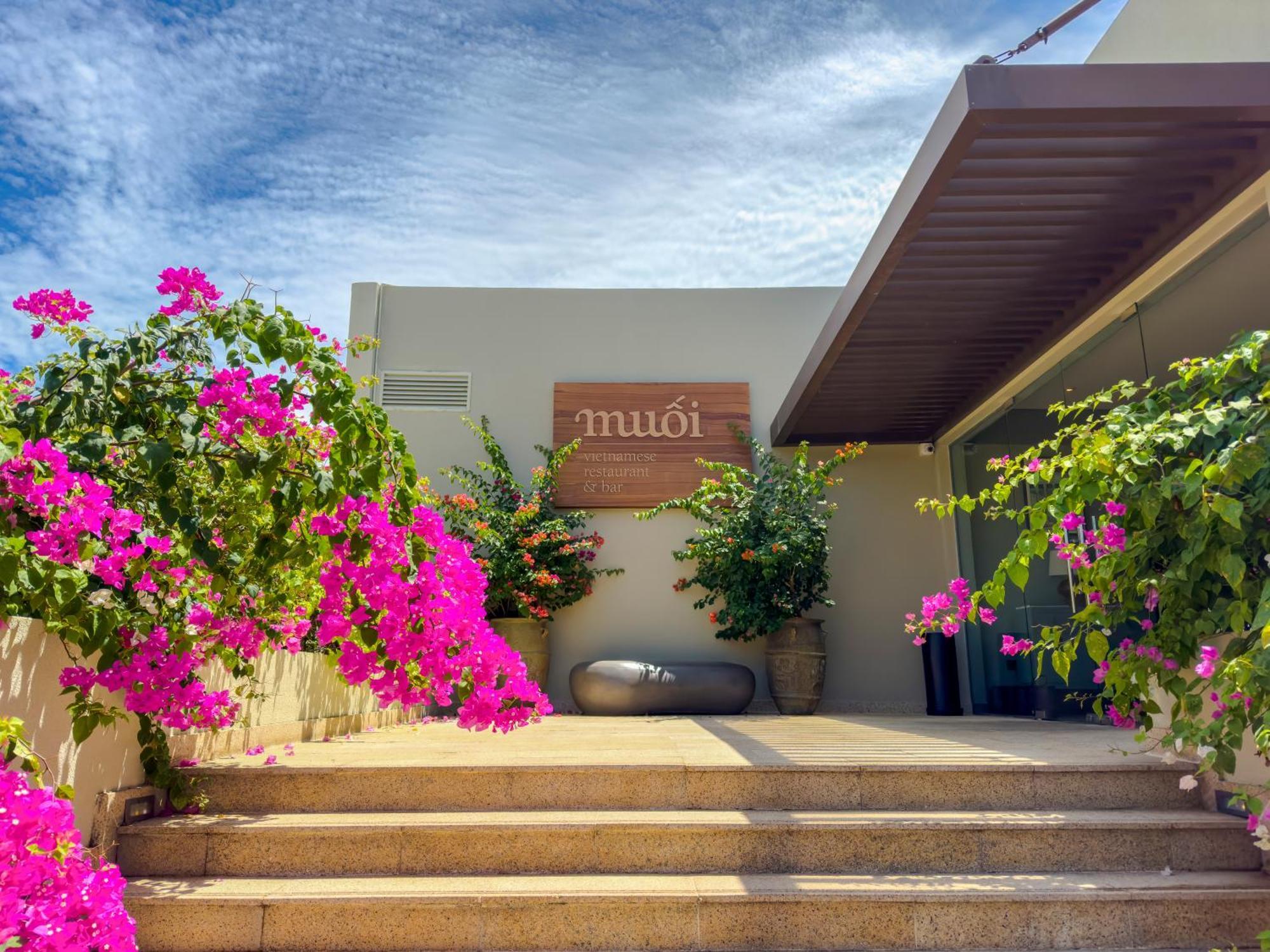 Melia Ho Tram Beach Resort Exteriér fotografie Entrance to the museum