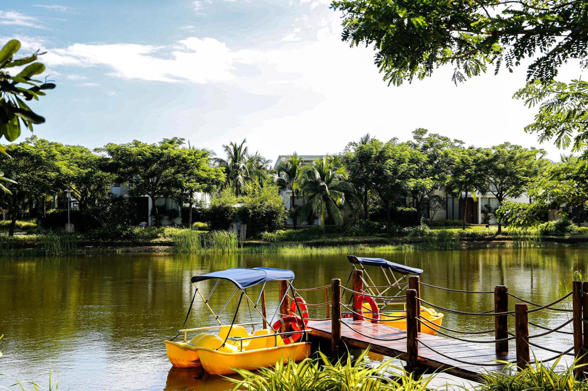Melia Ho Tram Beach Resort Exteriér fotografie The lake at the park