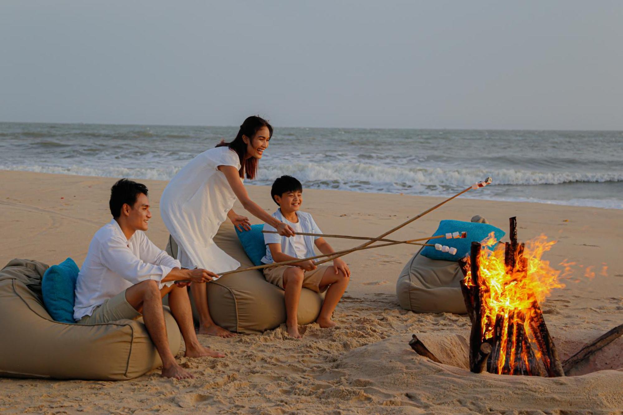 Melia Ho Tram Beach Resort Exteriér fotografie A family at the beach